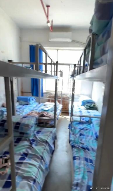 本科生和研究生的宿舍差距 如果我说有些学校宿舍是两人睡一张0.9米的床呢？这么小