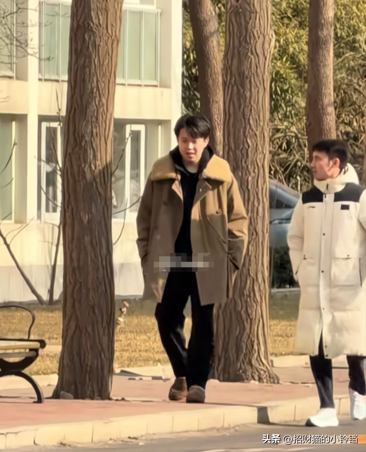 今日份新鲜楚钦上线了。
楚钦和牛牛这是去干啥？一路有说有笑的，兄弟情深，感情是真