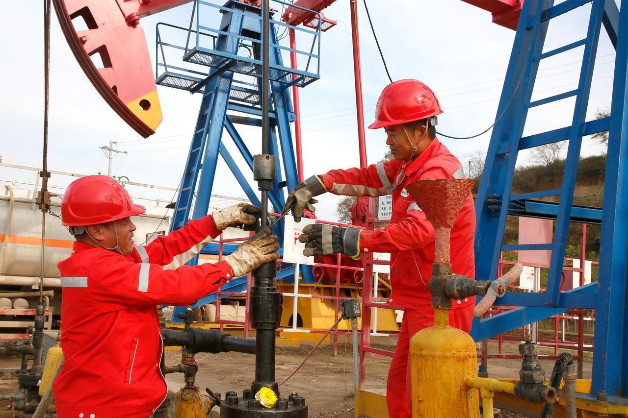 采油三厂靖三联合站就自主考评试点作了介绍，包括规范自主考评程序，建立考评激励机制