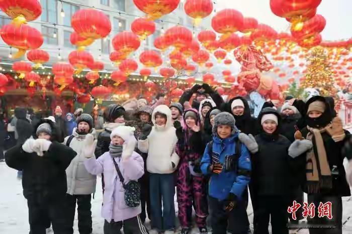 完整榜单
俄罗斯民众在室外冒雪看春晚

当冬日的寒风呼啸而过，厚厚的积雪覆盖了街