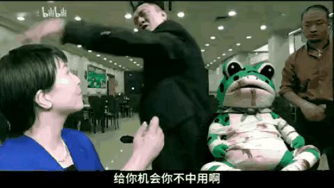 别看这女人平日里嚣张跋扈，满世界对他国肆意挑衅，可在强哥刘华强跟前，她温顺得如同