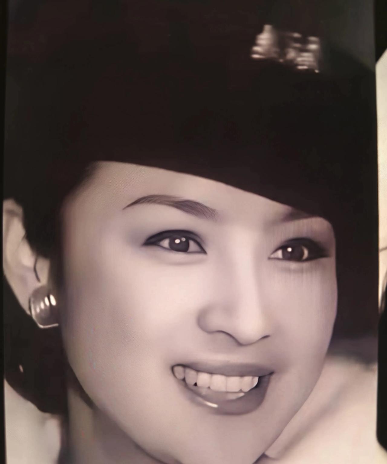 直到谢贤去世，我才知道，还有比林青霞更美的，就是谢贤的前妻甄珍。第一代琼女郎，简