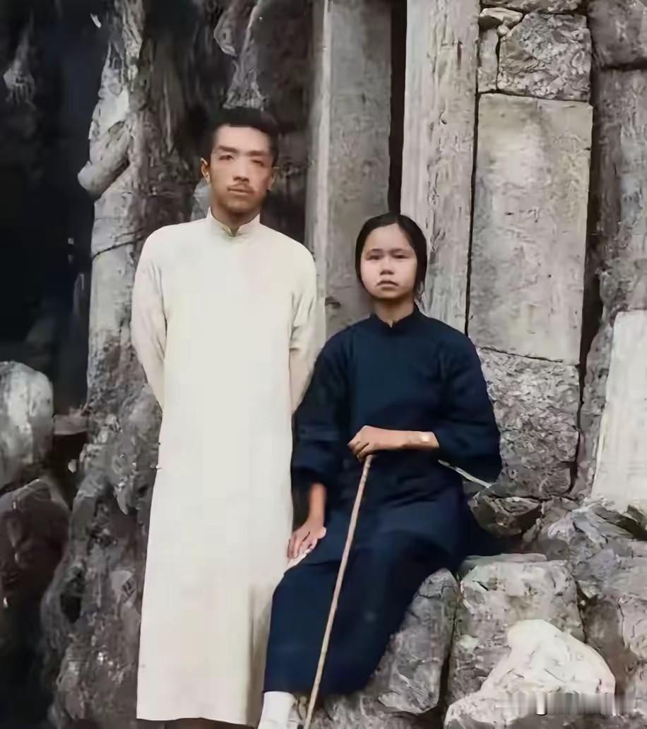 1923年杭州旧照曝光！胡适与同居表妹深情合影，一段民国最遗憾的隐秘爱恋
 
民