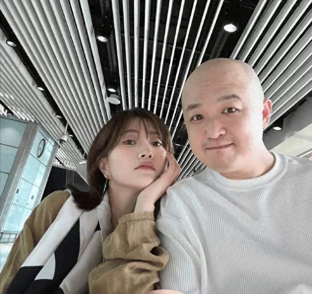 包贝尔绯闻风波未回应，和包文婧出游，路人直呼恩爱