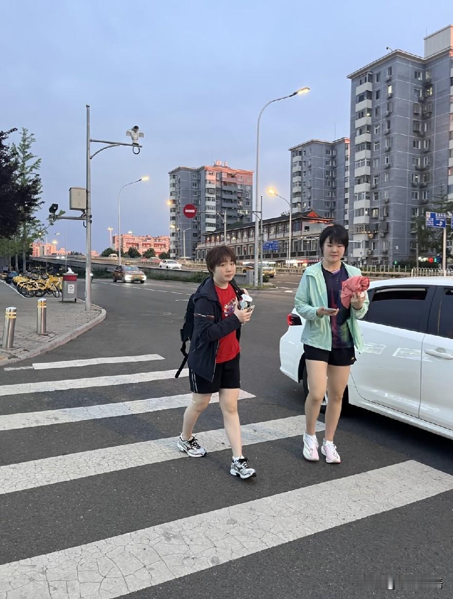 牛冠凯训练结束，骑着电动离开体总了。
这几天国乒队员们都有在训练，昨天看到邱导、