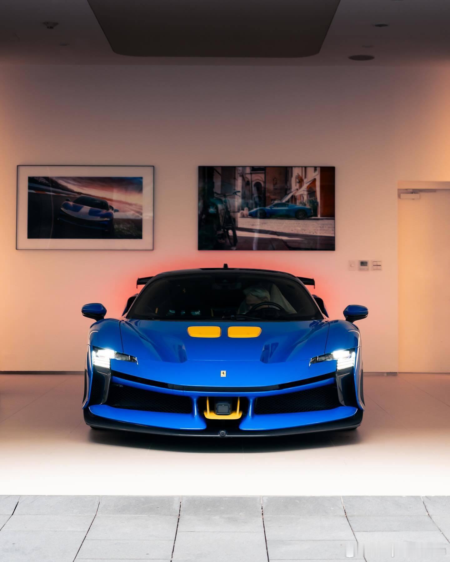 外观配色为Azzurro Dino，前后进气口使用了Giallo Fly点缀，这