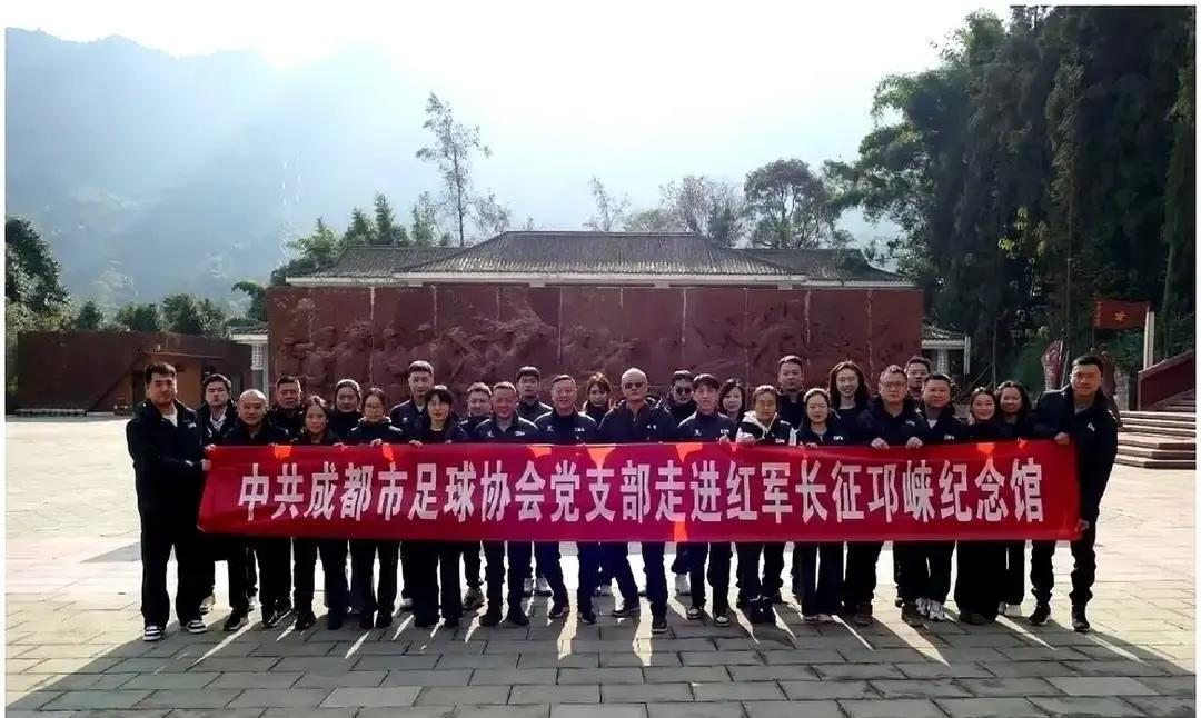 国少天才17岁被雪藏，如今中甲板凳坐穿
 
当年《卫报》把艾比布拉放进亚洲60大