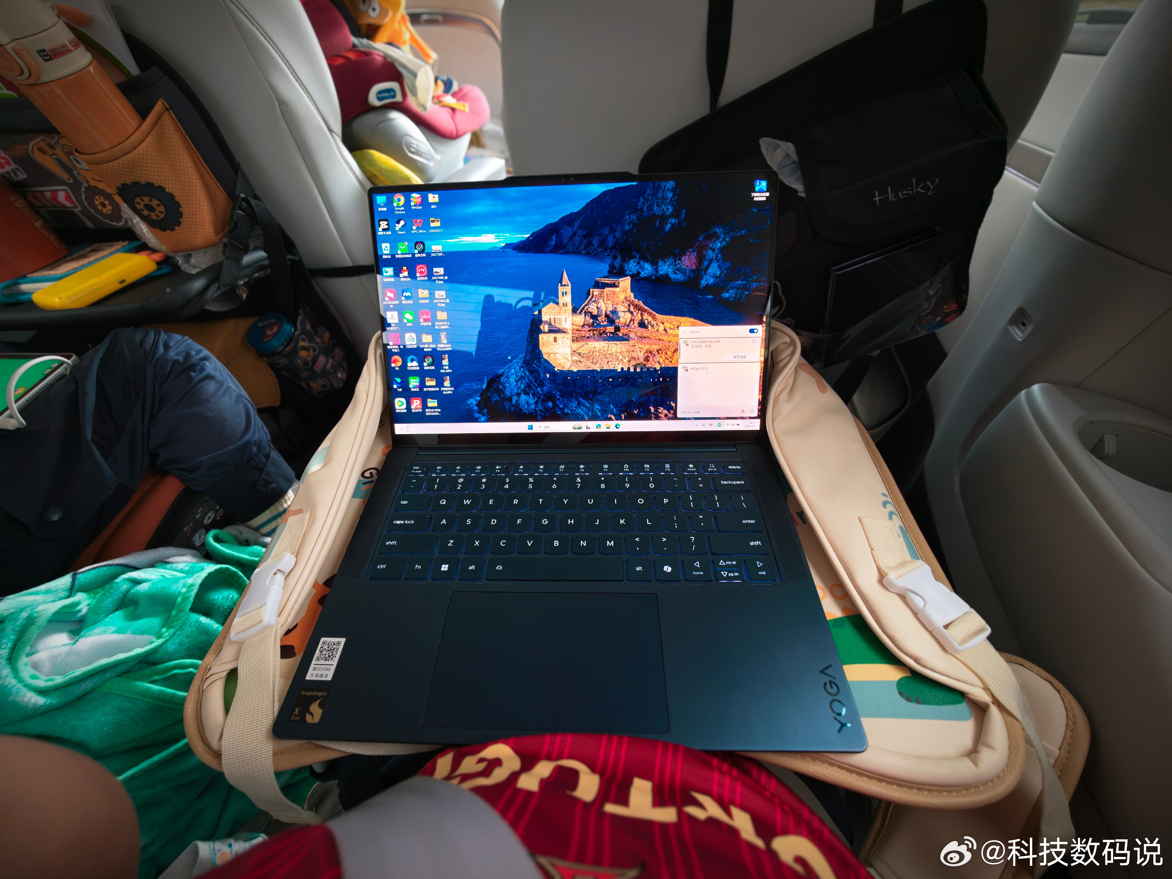 工作不分地点不分时间我儿子玩得折叠小桌板用上了今天你上班吗？