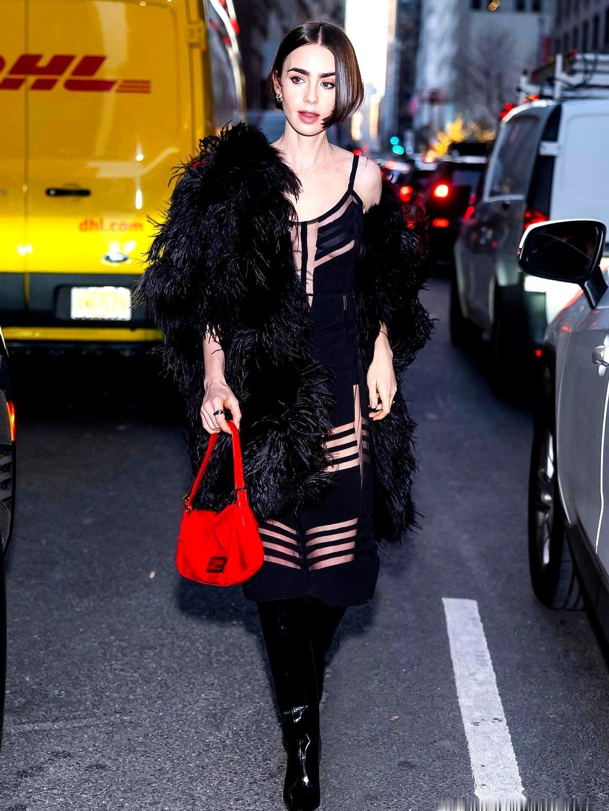 莉莉柯林斯这身裙子，直接卖断货了。

周二晚上，莉莉柯林斯去参加《法兰》节目访谈