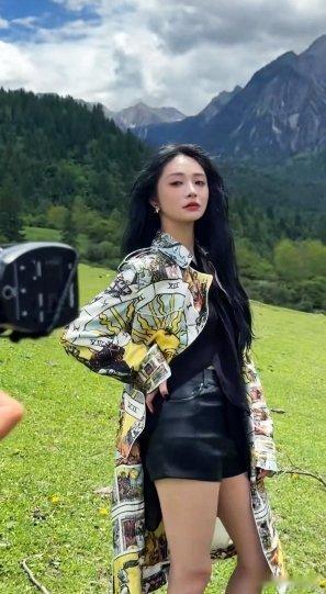 周洁琼糊图即神图被周洁琼拿捏住了！画质再糊也挡不住出众的颜值，普通直播抓拍都美得