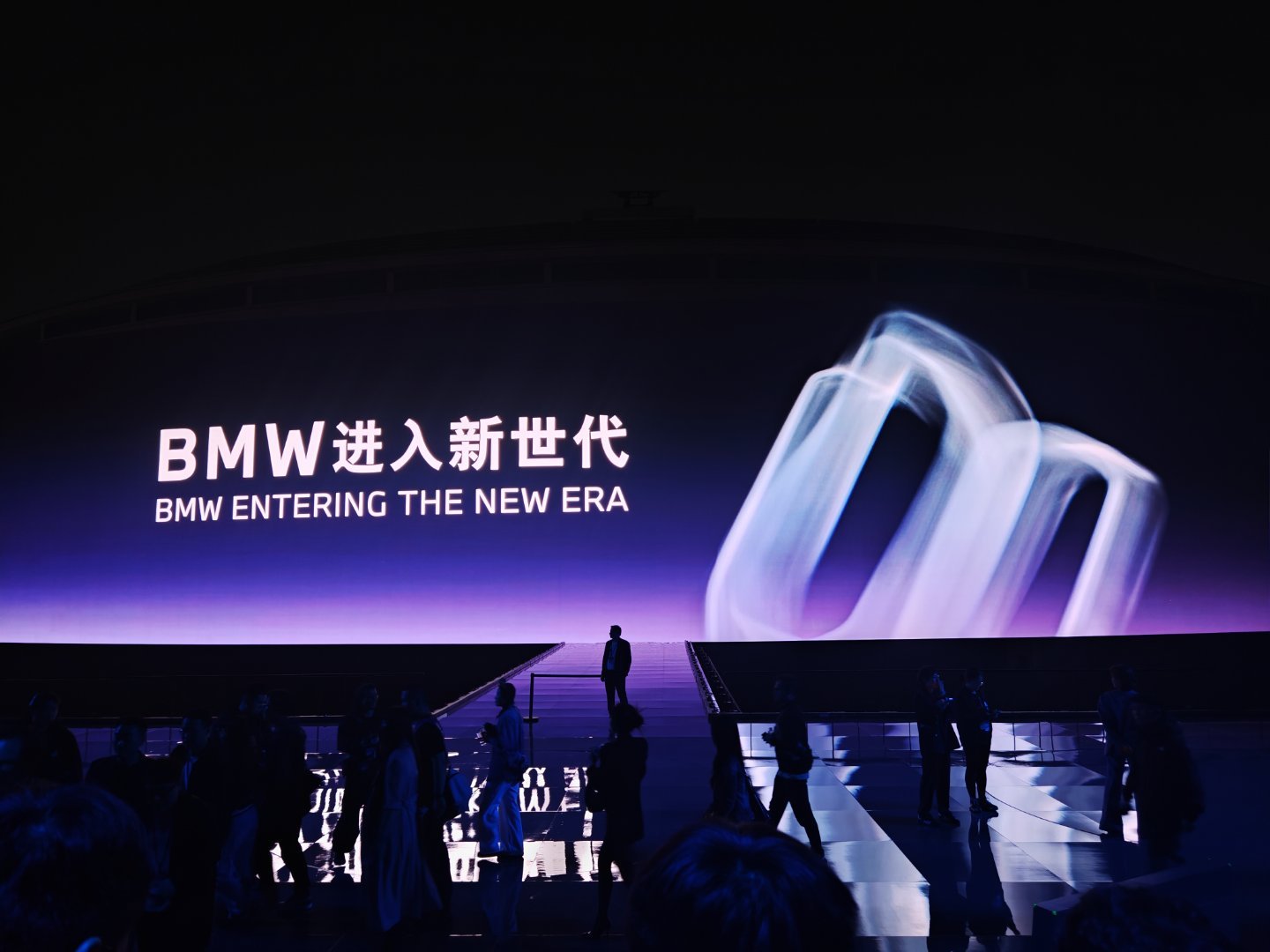 宝马的董事会成员都来了可见中国市场，对宝马的重要性智能驾趣宝马新世代