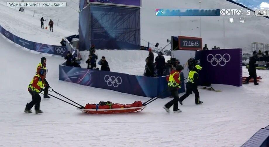 刘佳宇被担架抬出场 五战冬奥的中国33岁老将刘佳宇第二轮挑战高难度动作时意外摔倒