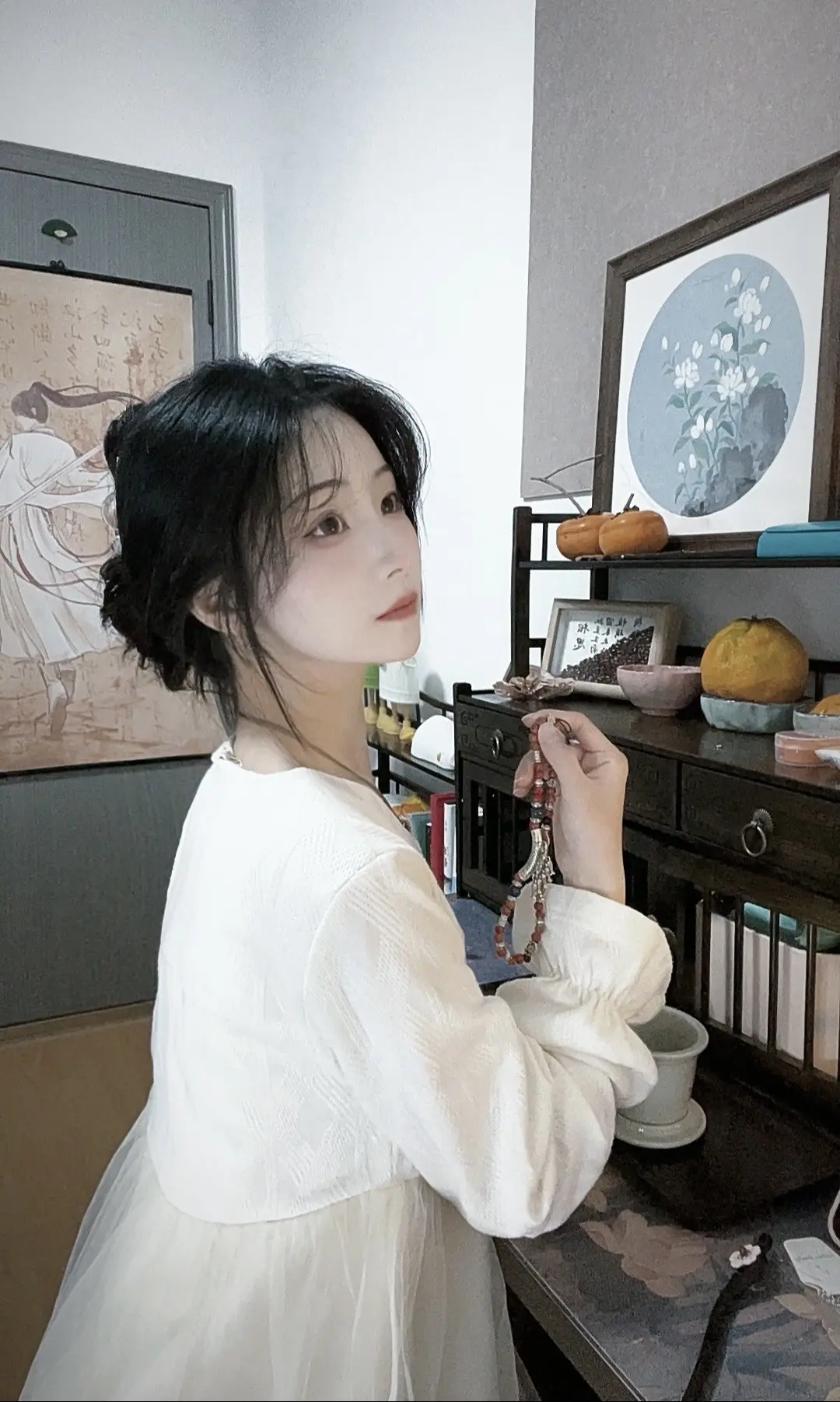 “淡淡胭脂遮住了思绪小酌几杯却有醉意”