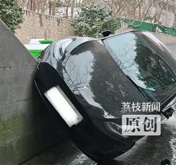 南京一车主在雪天因紧急避让前方打滑车辆，不慎将车开上墙，事件引发广泛关注。这究竟