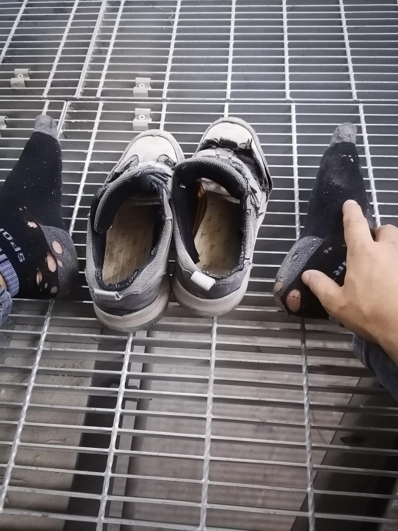 大家好，我是水电工星仔。
燃尽了，我的鞋。
你再坚持一个月，可好？