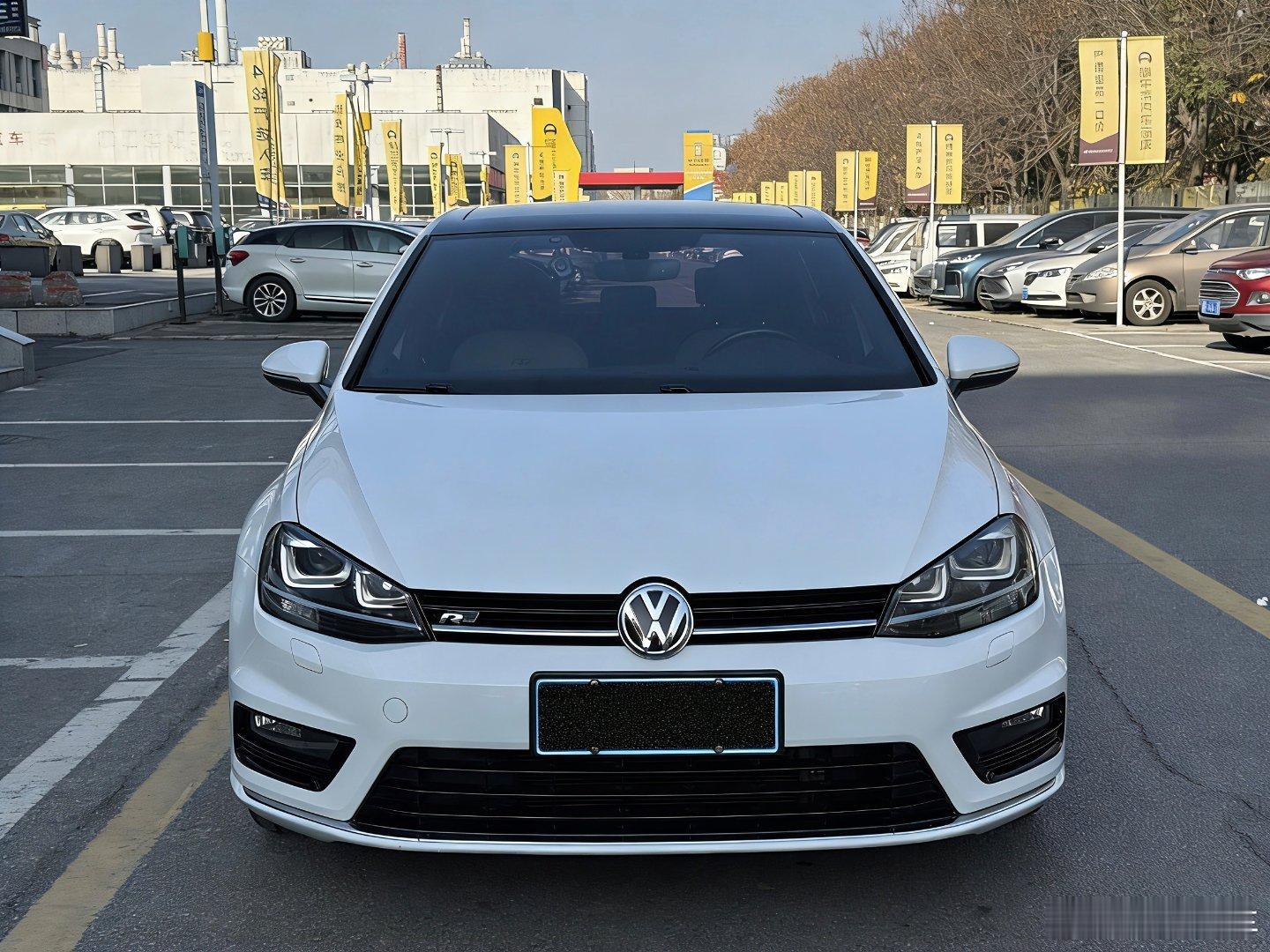 这个真帅 白色r-line的颜值在两厢车里也算顶呱呱了 哈哈哈 特别耐看 哪怕再