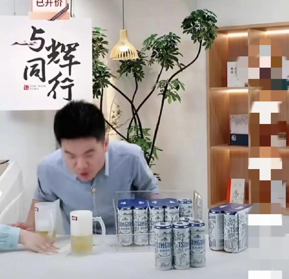 笑死了！近日，董宇辉卖啤酒，开啤酒罐时，啤酒泡沫却不断地向外涌出，他连声说道：
