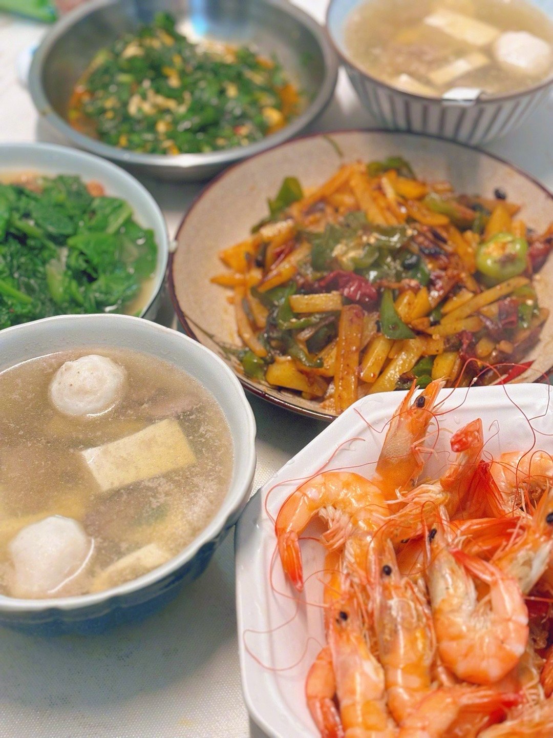 昨天和今天吃的。去超市才有新鲜的虾吃，虾线吃了也没啥，遂懒得处理清洗后就扔进锅里