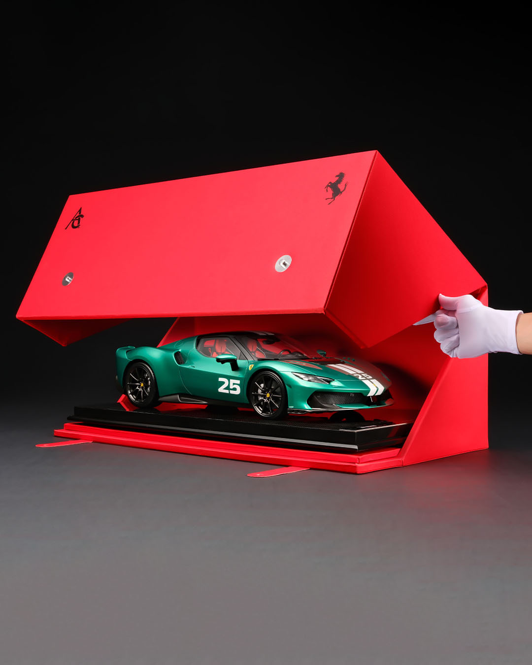 优雅与灵动：两条条纹贯穿车身，采用充满活力的Verde Nürburgring漆