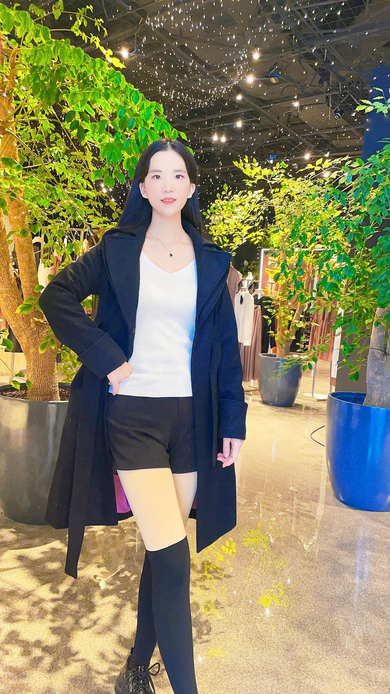 你简直是大陆颜值的标杆，即使是后脑勺也是惊人的美貌，连风和阳光都会嫉妒吧
张凌赫