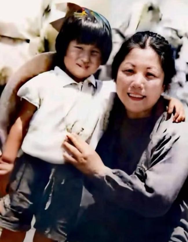 1947年绝版照片！邓大姐带小李讷转战陕北，一路风雨太感人
 
近日，一张拍摄于