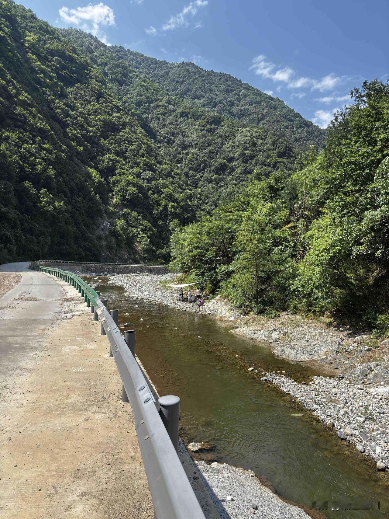 蓝田两红路随拍，旁边这河道叫西采峪河，本地人习惯叫红门寺河。这是7月25日号拍的
