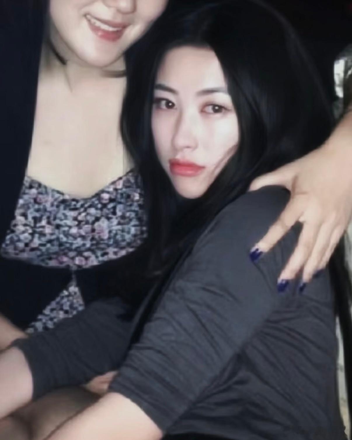 朱珠 古早白月光 古早审美天花板，朱珠真的美到自带氛围感。从早年时尚红毯到近年的