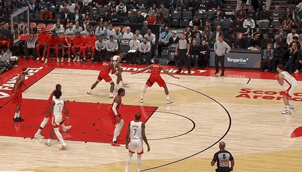 小史密斯背身持球遭包夹，分球申京果断出手三分命中



NBA常规赛，客场对阵的