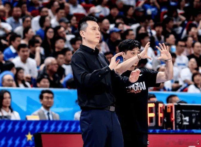 训练结束后上海男篮主帅卢伟表示：调整的空间目前不大，现在明牌了已经就两个外援场上