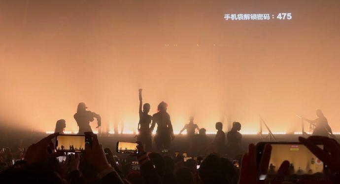 离金克丝只有一米是怎样的体验现场音效从四面八方包裹而来，金克丝的脚步声时近时远。