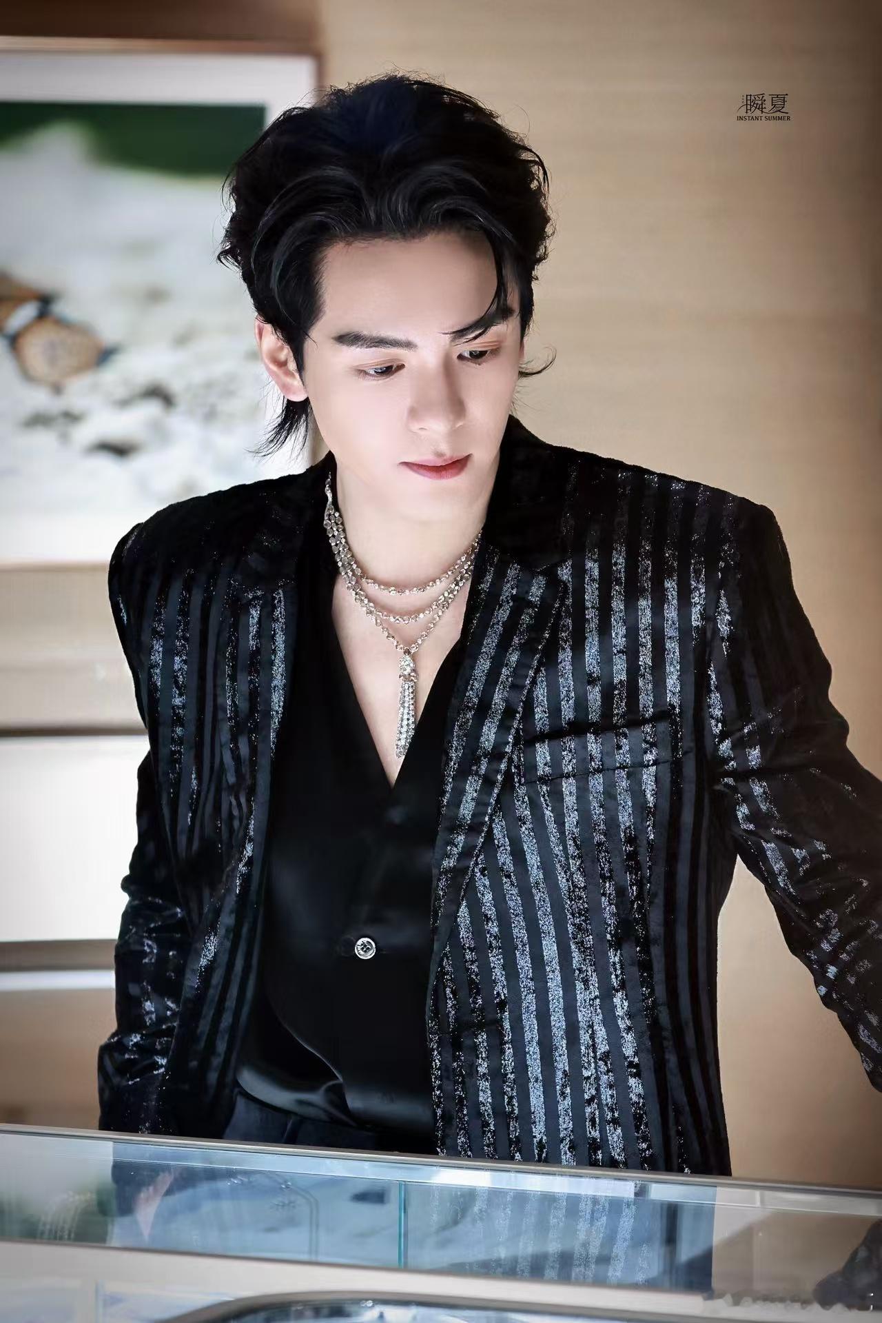 曾舜晞唯一亚洲面孔的含金量  看到剪彩仪式的时候曾舜晞唯一亚洲面孔的含金量，简直