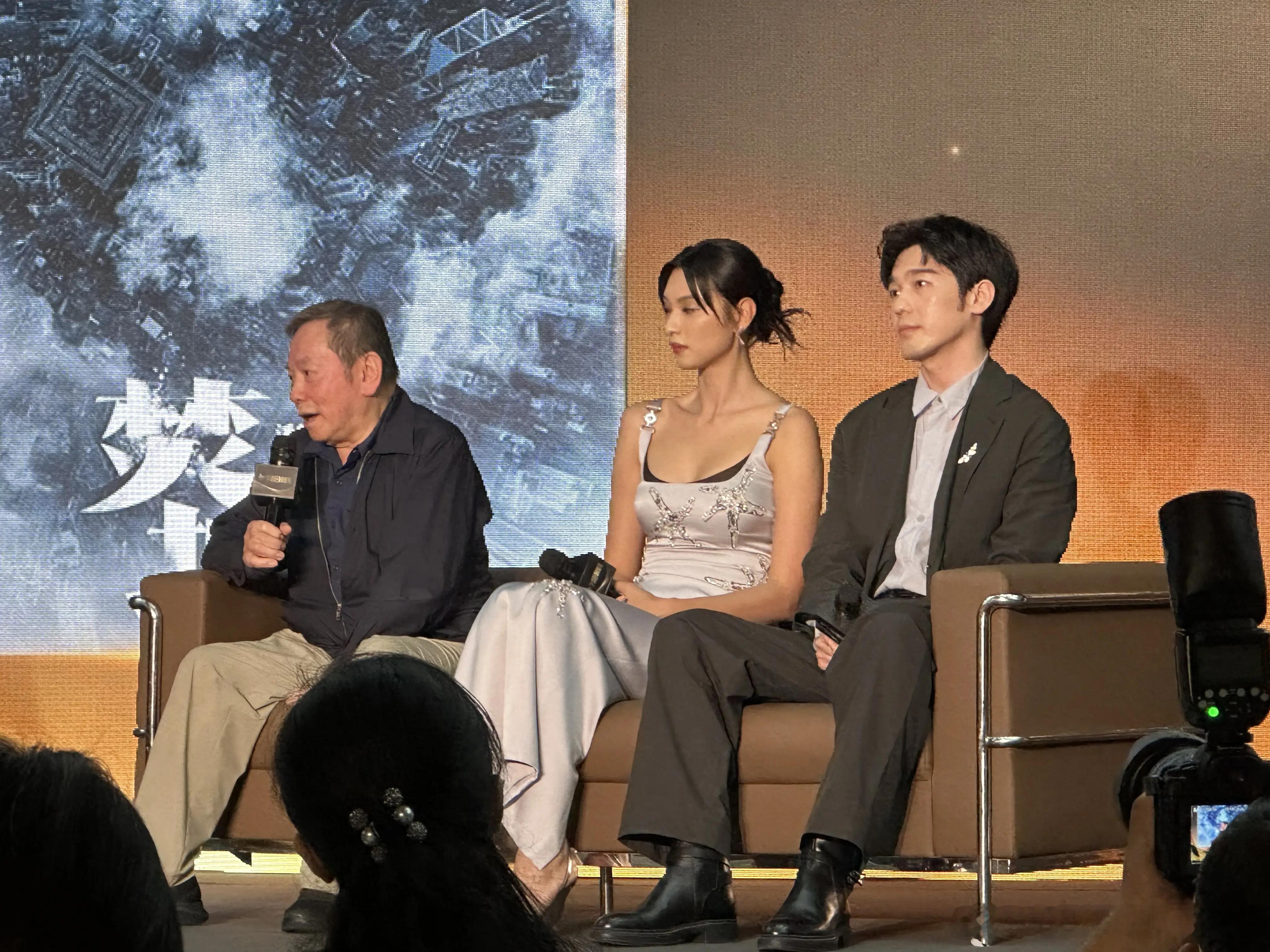 电影《东极岛》正式官宣，朱一龙吴磊平番主演。近日，阿里影业在上海国际电影节举办“