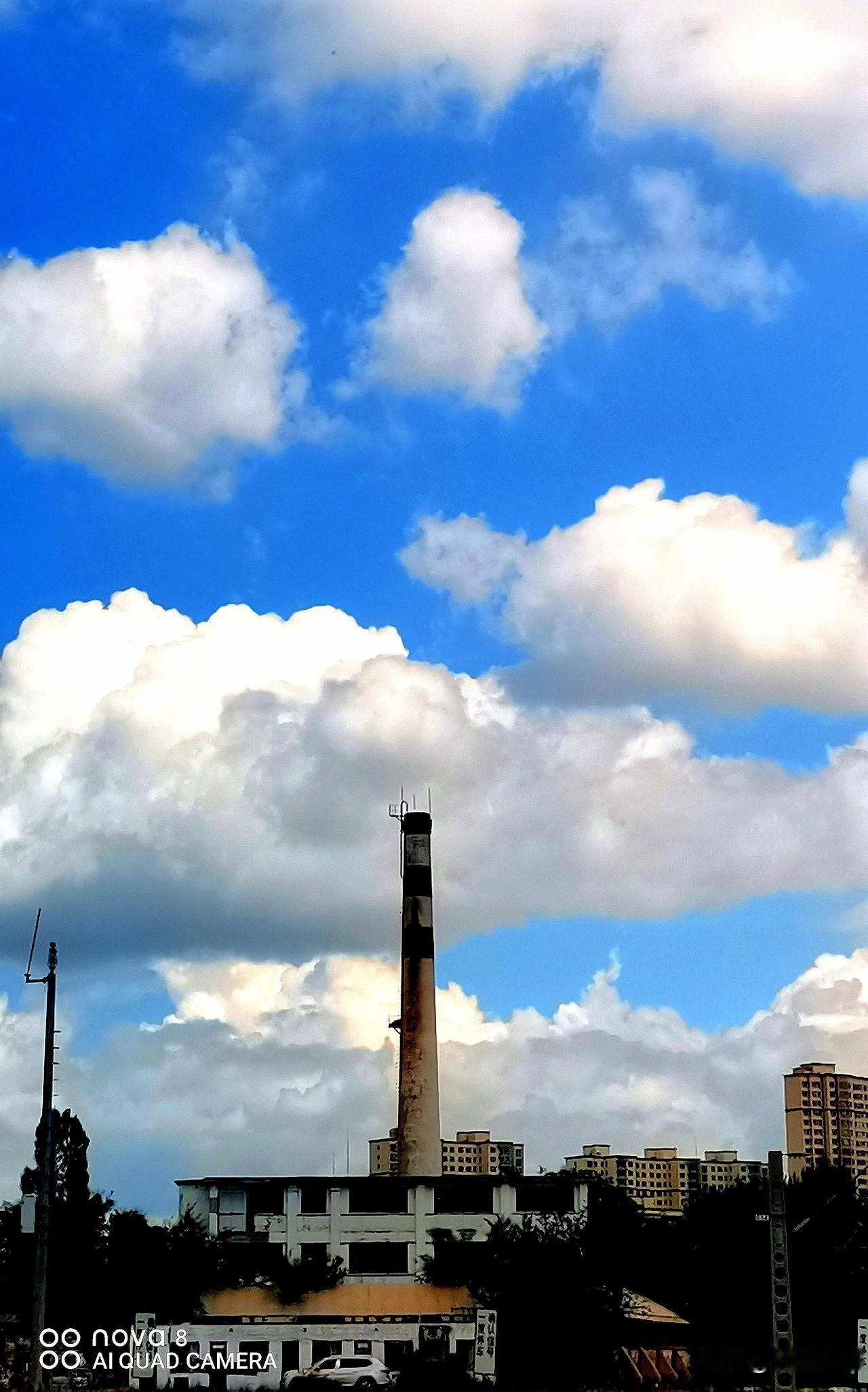 蓝天白云下 废旧的锅炉房也成了一景
随拍苍穹 云彩☁烟囱 拍一张故乡的云 随拍城