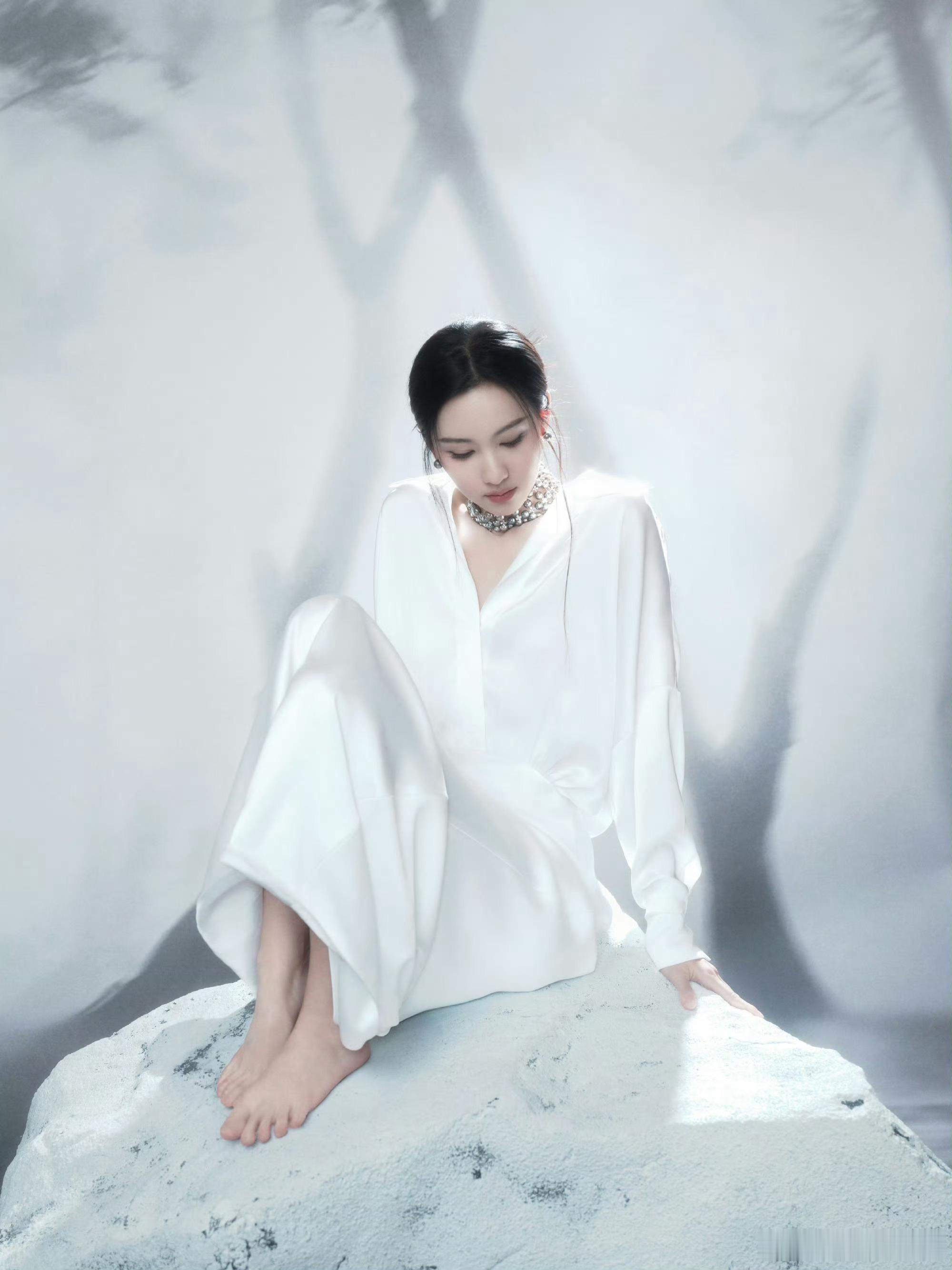 陈都灵 × 国剧盛典 哇哦，好美的都灵！今日受邀出席国剧盛典颁奖典礼，陈都灵以一