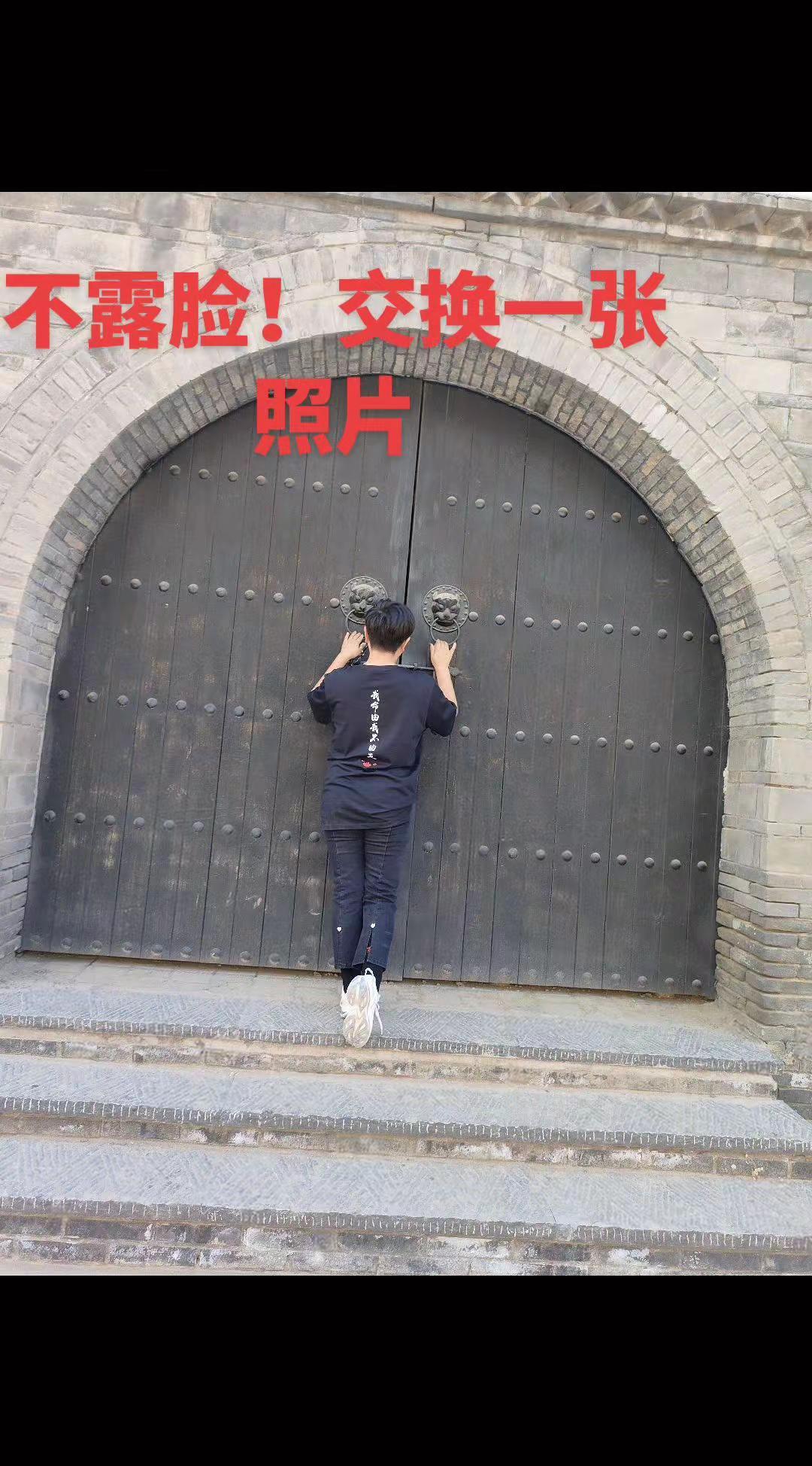 3月你好！不露脸也能拍出大片感！站在古门洞前举花框，一秒get复古文艺风～📸✨