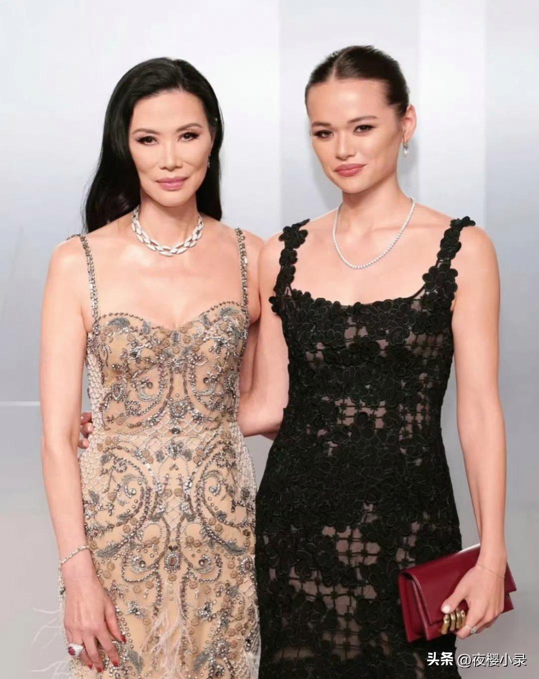 58岁邓文迪和女儿一起出席时尚活动，她的脸看起来好奇怪，苹果肌凸出，脸颊凹陷，真