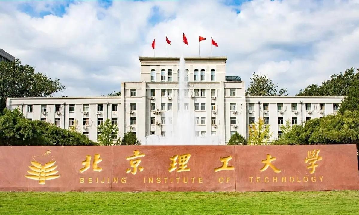 上大学的目的也很单纯，就是未来可以找到一份好工作，找到好工作的前提就是自身也要有