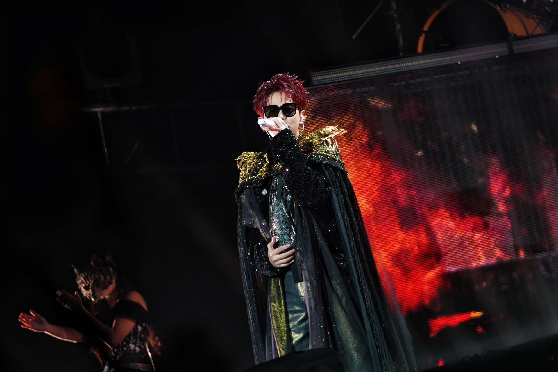 苏醒立体麟角黑金披肩  任何一个人没有看过苏醒巡演现场立体麟角黑金披肩造型我都会