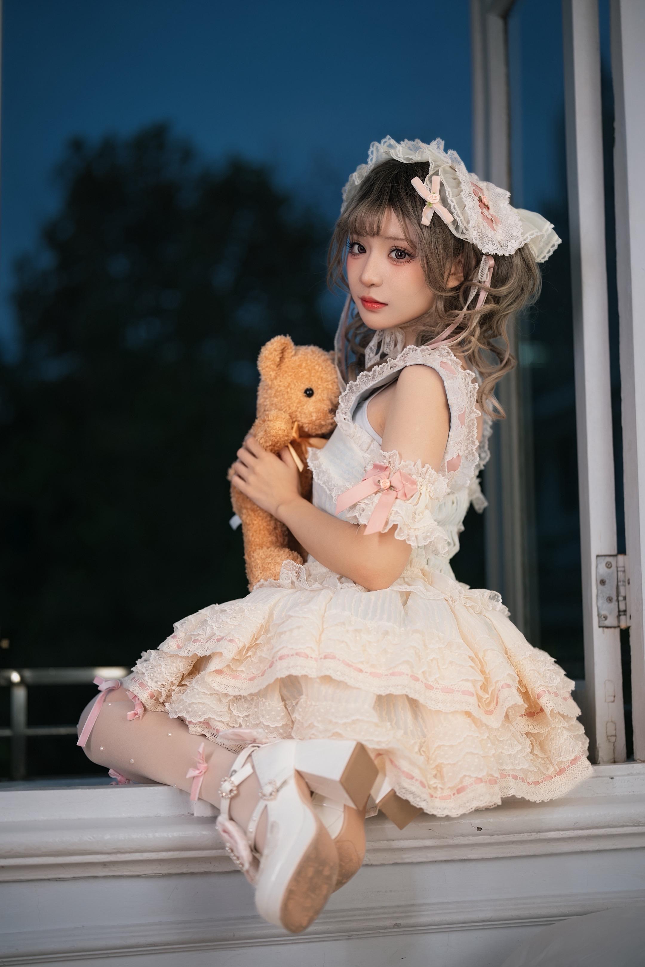 蕾丝少女与玻璃窗的浪漫邂逅。