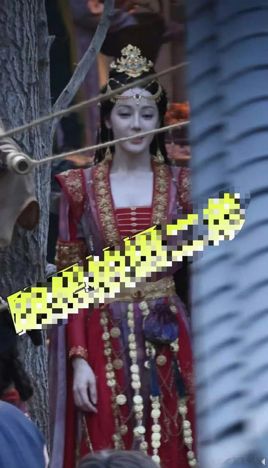 迪丽热巴这一次的古装造型又踩雷了[泪][泪][泪]神颜都hold不住啊 ​​​