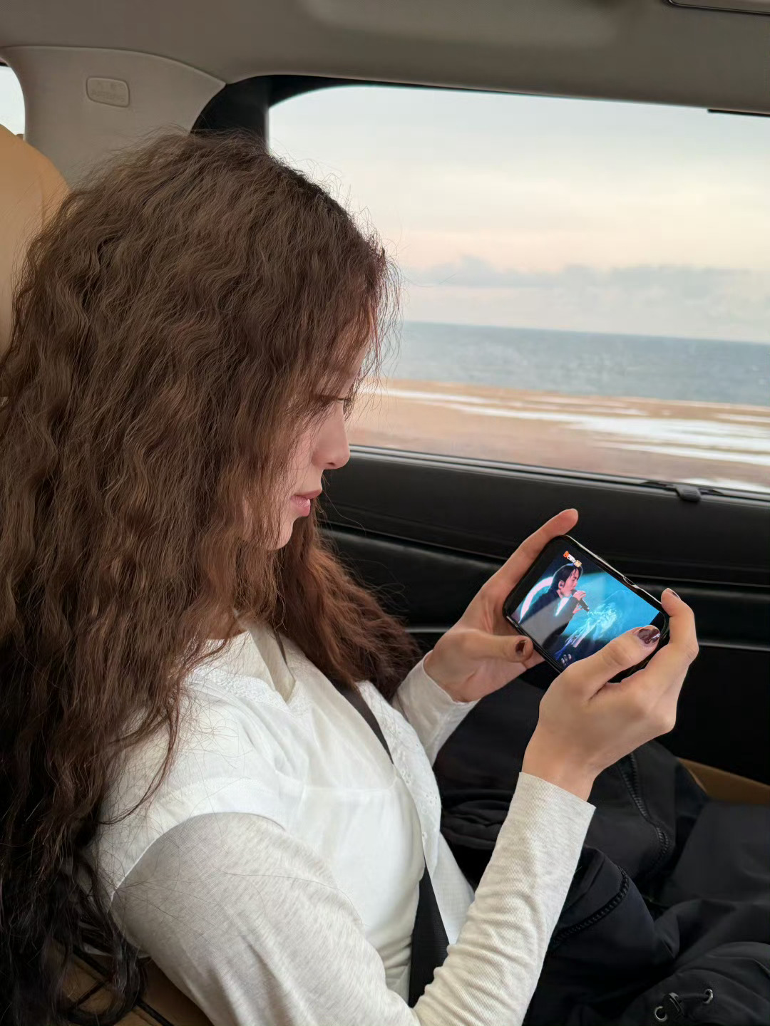 欧阳娜娜 老自看老己看自己舞台回放是种奇妙体验吧？像穿越时空对话。从稚嫩到从容，