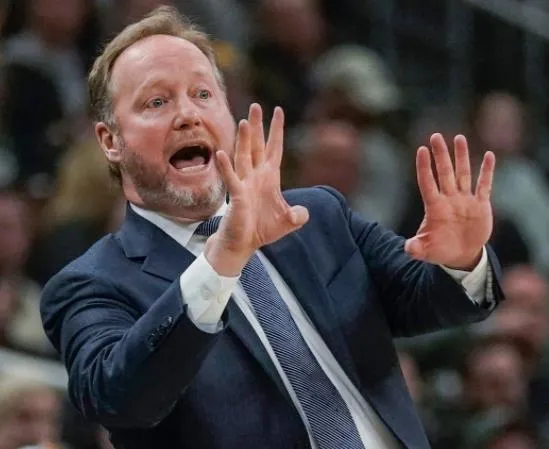 就离谱！雄鹿将同时支付3份主教练薪水！前教练布登霍尔泽的薪水还在发刚下课的格里芬