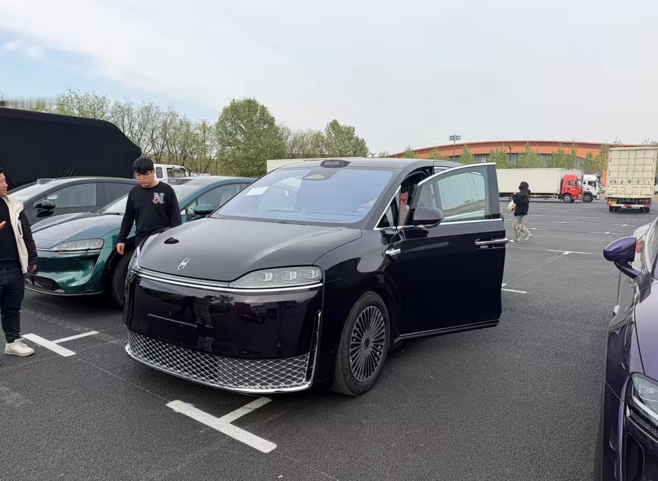 从巨鲸电池到双冗余辅助驾驶，智界V9的安全逻辑不是堆料是体系
 
本届北京车展，