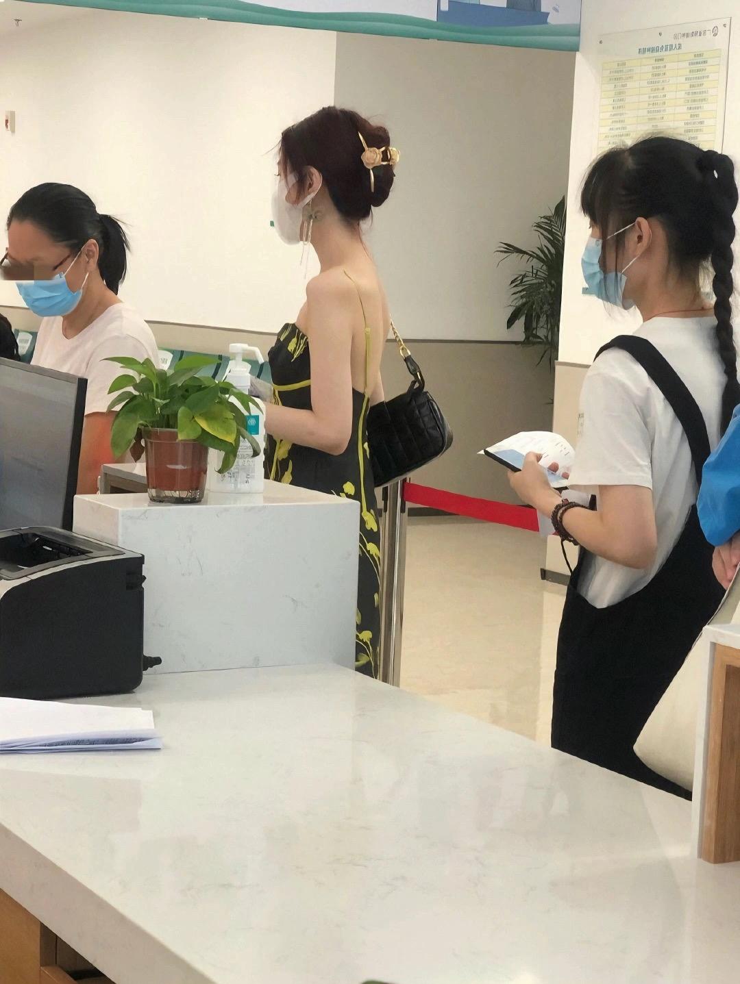 在医院看病的时候偶遇，忍不住拍了两张，虽然戴着口罩，但让人感觉各方面都很完美！看