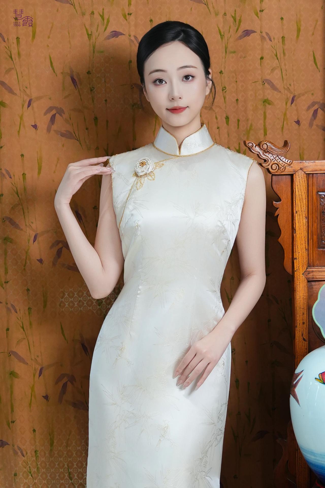 女性人像摄影作品如何有高级感?🌿东方雅致国风美人
她梳着温婉利落的哑光黑盘发，