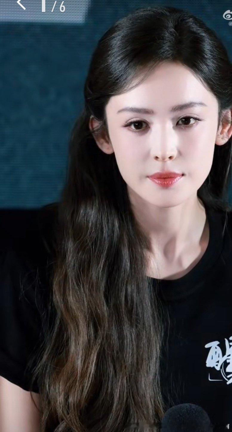 已经加了点滤镜美娜也有年龄感了 ​​​