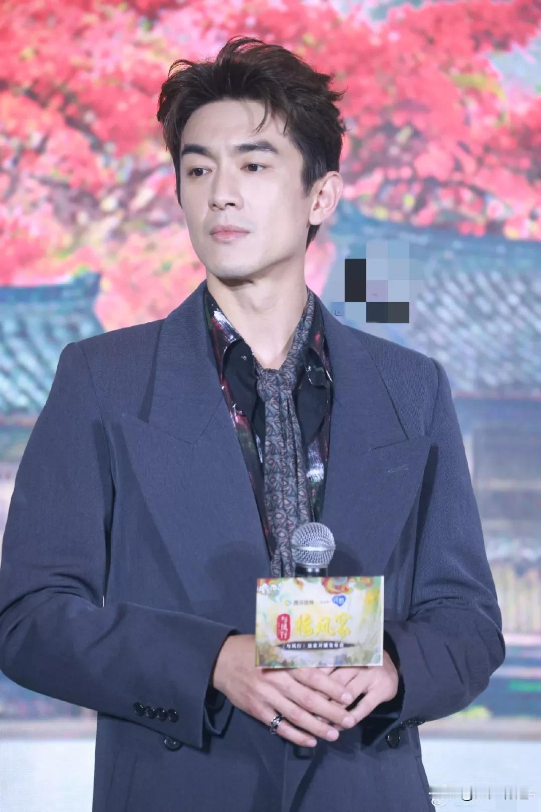 这是新剧《与凤行》的男一，男二，林更新和辛云来。

男二很年轻，但是在绝对的帅哥