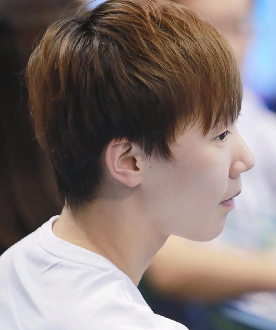 ✨ 仙图预警！✨
王曼昱这组侧颜图也太绝了吧！
又白又嫩的皮肤状态，简直像剥了壳