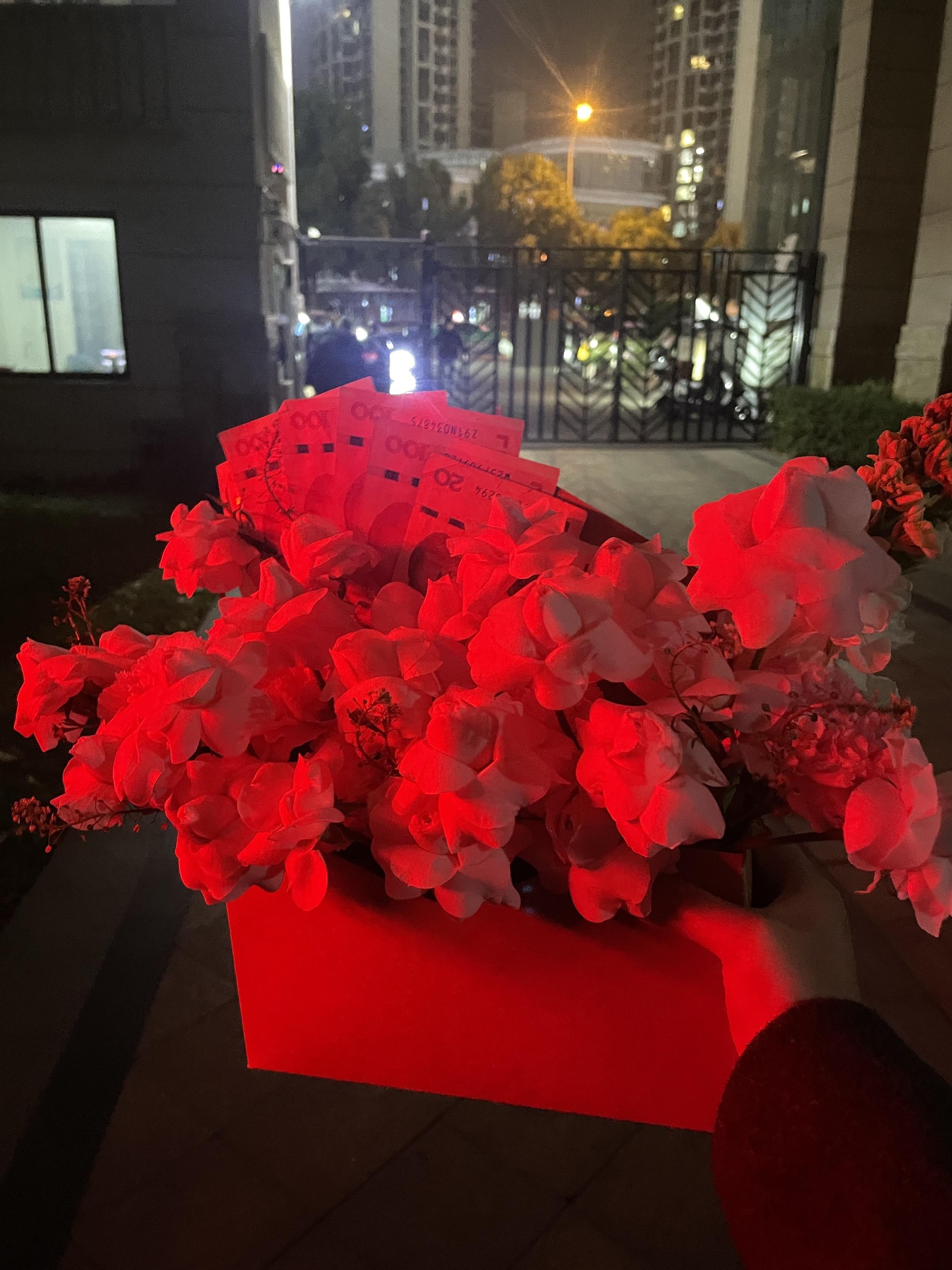 那天，我盯着你看了很久，我在想我们还能见几面