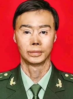 1995年，一名解放军战士在乘车回部队的途中，劝司机不要停下加油，但司机执意停下